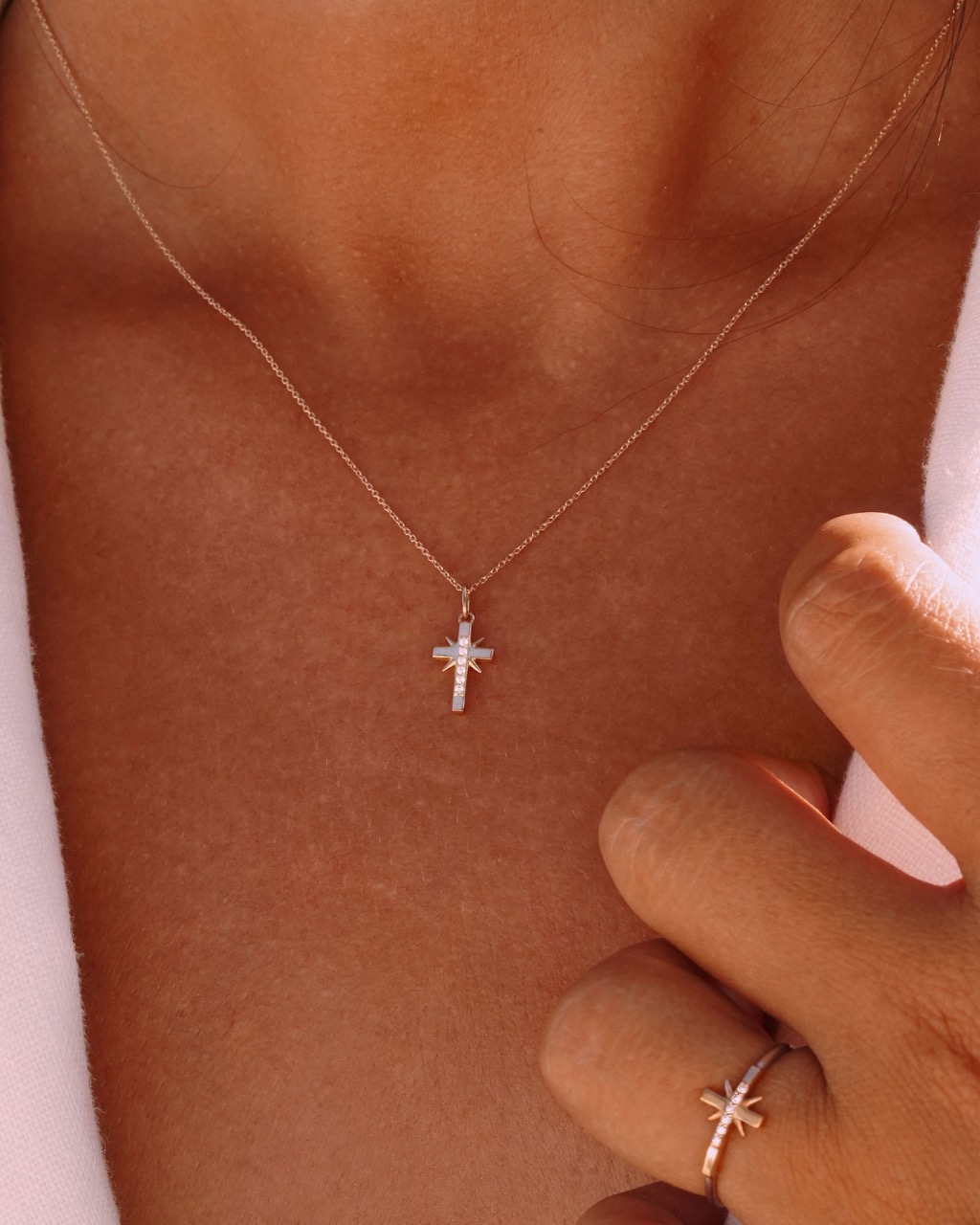 collier croix or jaune diamants blancs or 18 carats recyclé étoile aupiho joaillerie collier croix or jaune diamants blancs or 18 carats recyclé étoile aupiho joaillerie