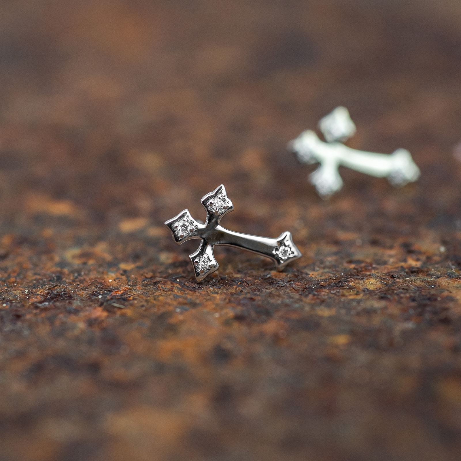 boucle d'oreille croix or blanc et diamants blancs or recyclé 18 carats aupiho joaillerie boucle d'oreille croix or blanc et diamants blancs or recyclé 18 carats aupiho joaillerie