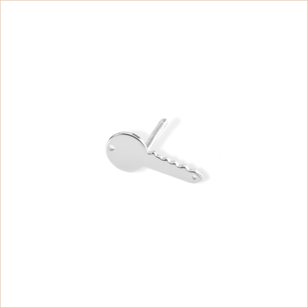 boucle d'oreille clé or blanc or recyclé 18 carats puce aupiho joaillerie sésame