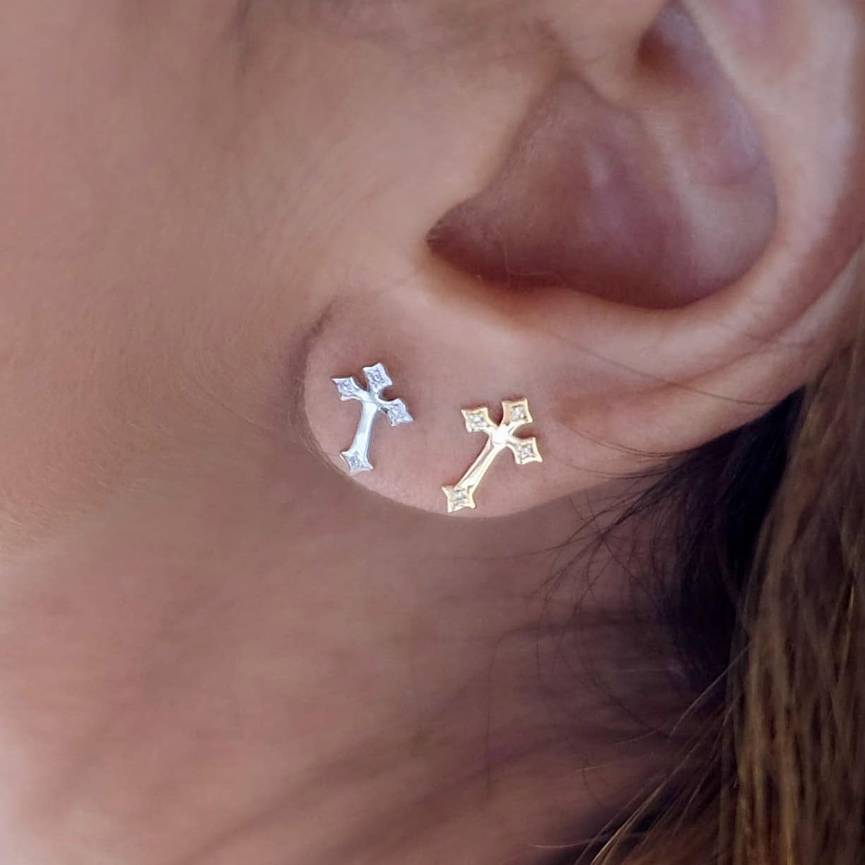 boucle d'oreille croix or jaune et diamants blancs or recyclé 18 carats aupiho joaillerie