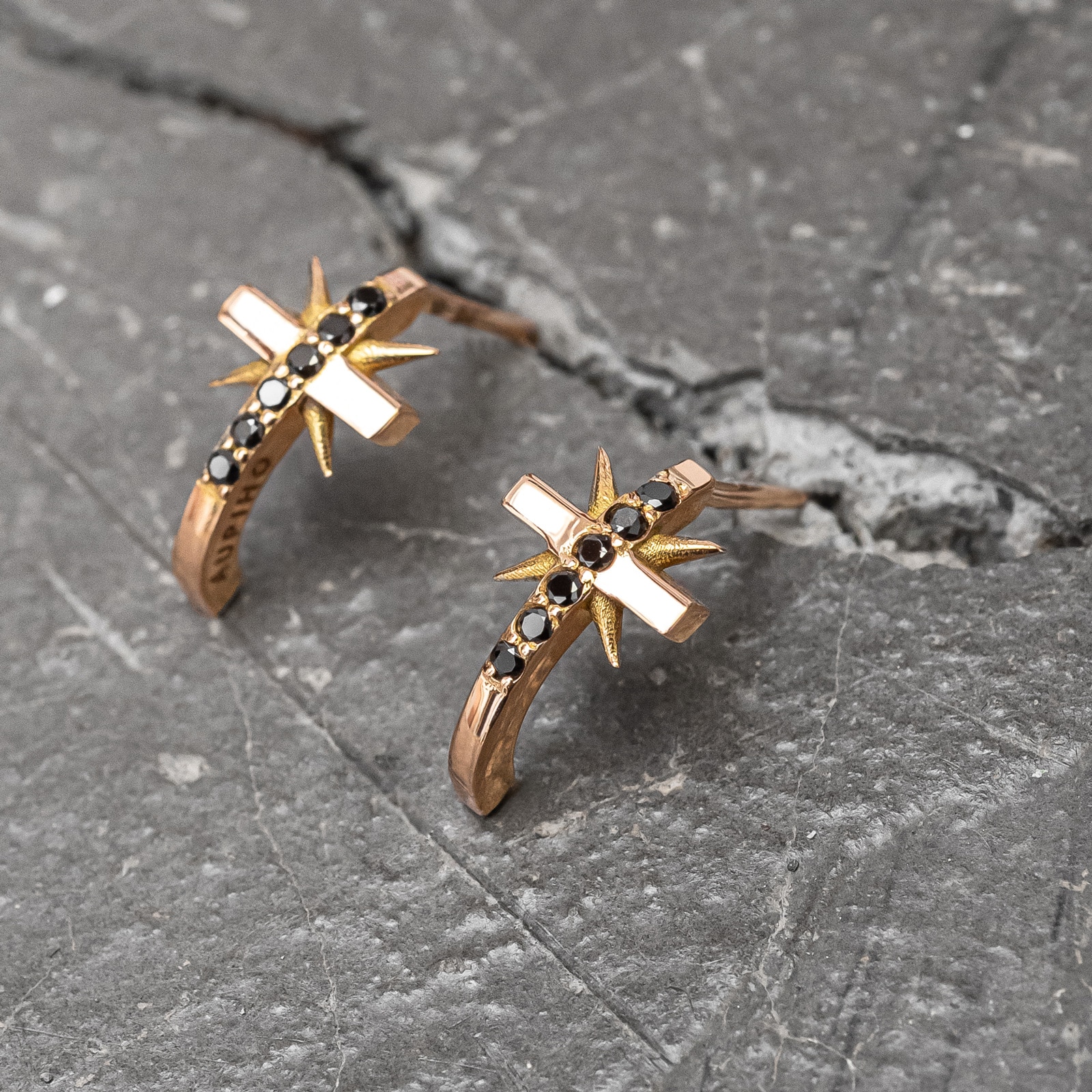 boucle d'oreille croix or rose et diamants noirs or recyclé 18 carats aupiho joaillerie