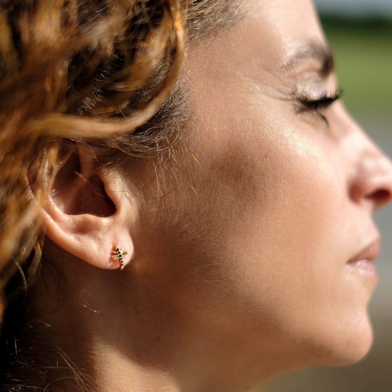 boucle d'oreille croix or rose et diamants noirs or recyclé 18 carats aupiho joaillerie