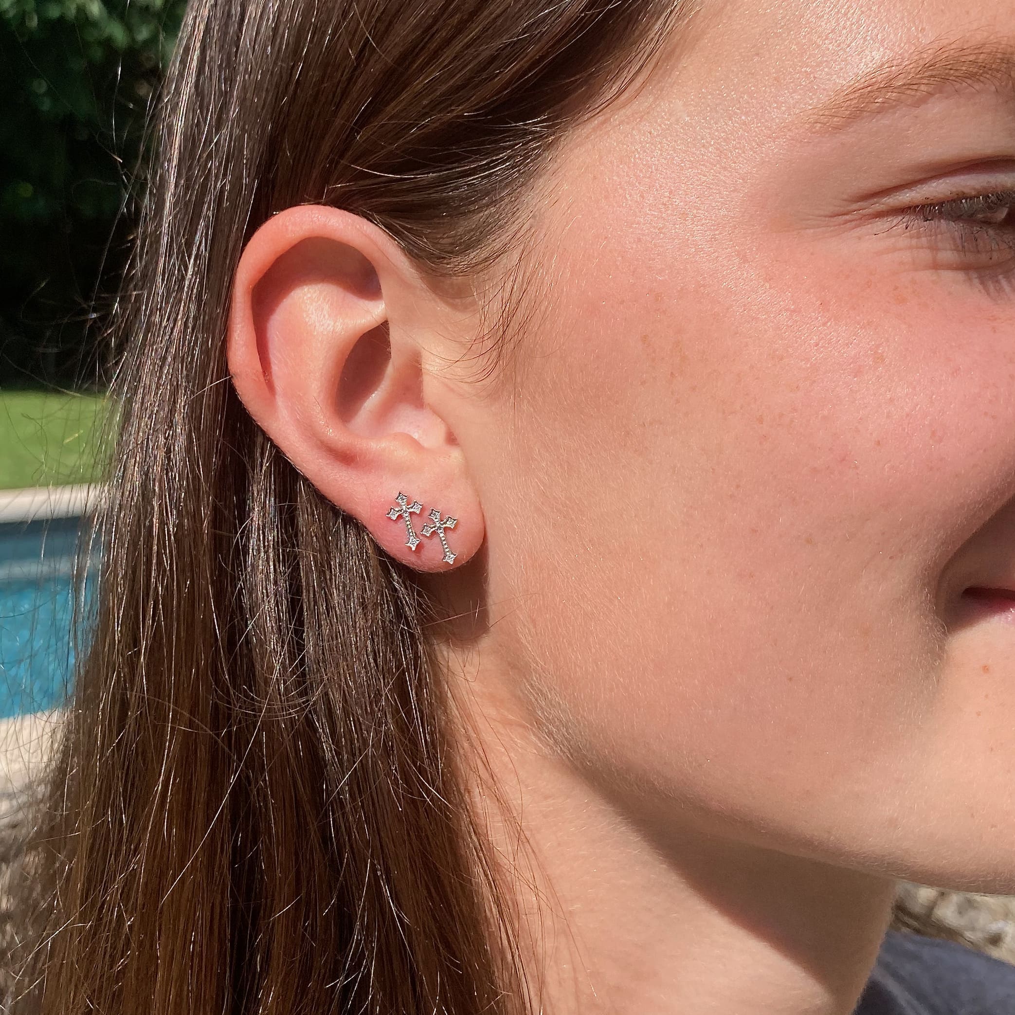 boucle d'oreille croix or blanc et diamants blancs or recyclé 18 carats romy aupiho joaillerie boucle d'oreille croix or blanc et diamants blancs or recyclé 18 carats romy aupiho joaillerie