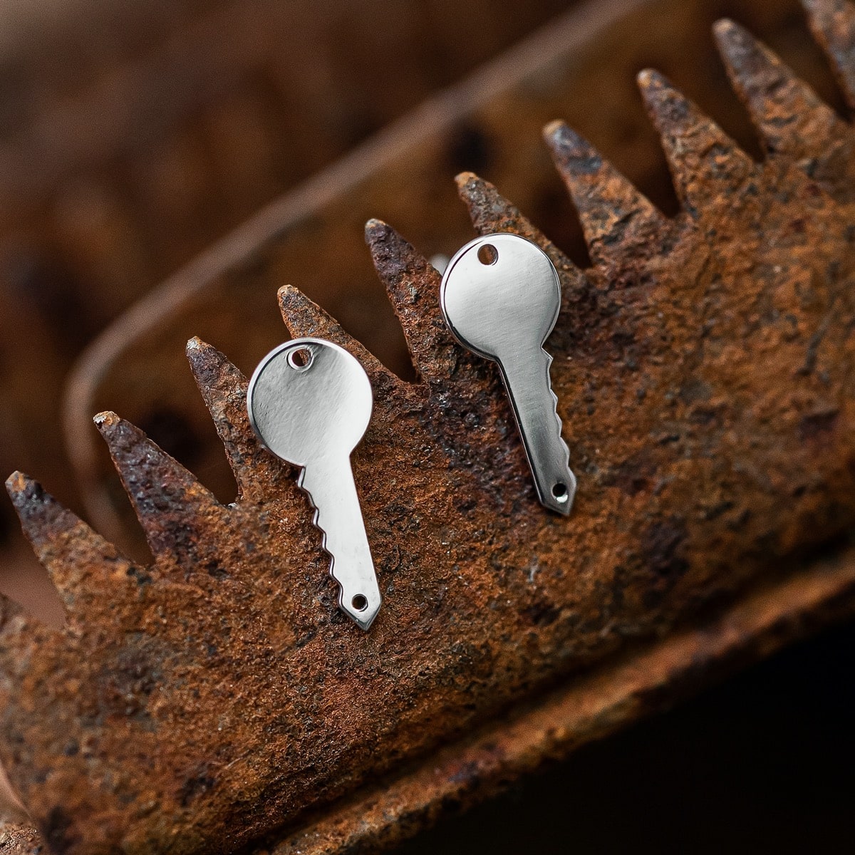 boucle d'oreille clé or blanc or recyclé 18 carats sésame joaillerie