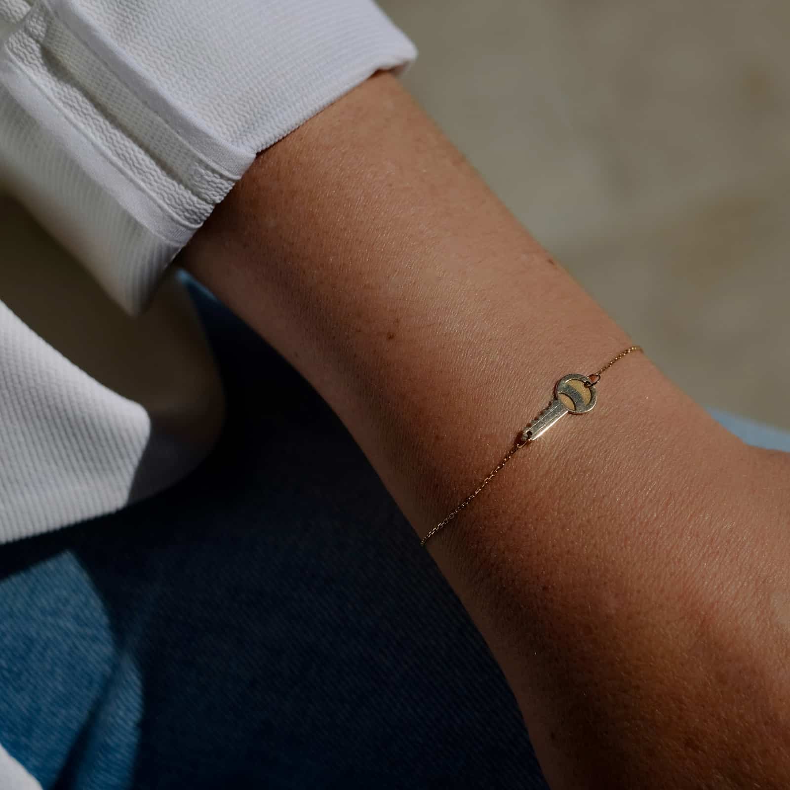 bracelet clé or jaune or recyclé 18 carats sésame aupiho joaillerie bracelet clé or jaune or recyclé 18 carats sésame aupiho joaillerie