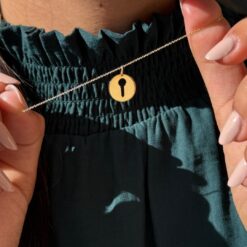 collier-médaille-en-or-clé-sésame-aupiho-joaillerie