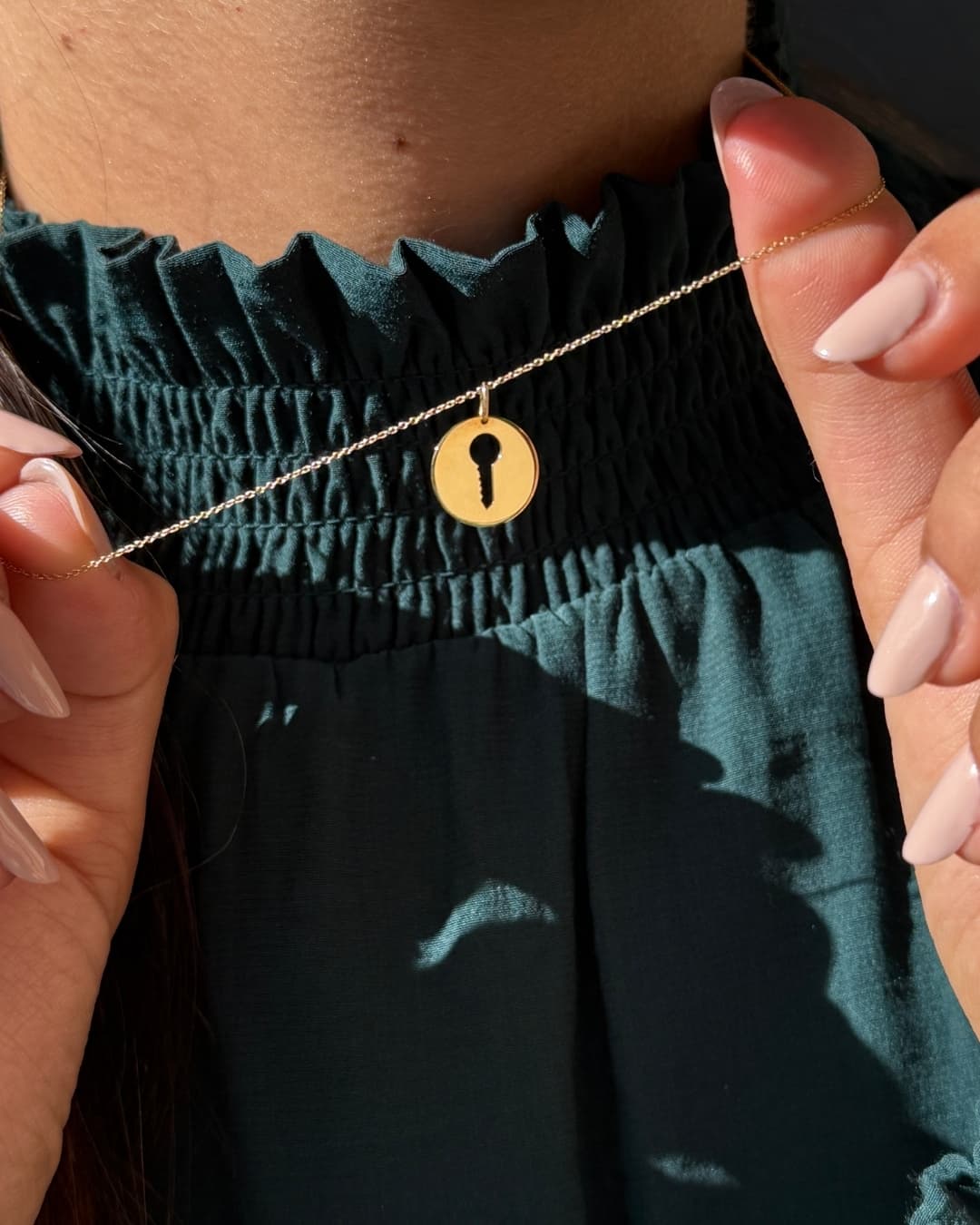 collier-médaille-en-or-clé-sésame-aupiho-joaillerie collier-médaille-en-or-clé-sésame-aupiho-joaillerie