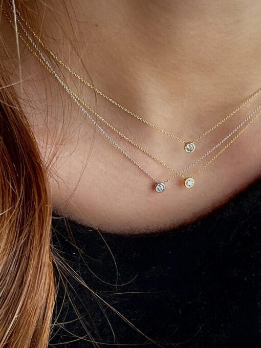 collier chaîne bijou pendentif solitaire diamant blanc serti or 18 carats