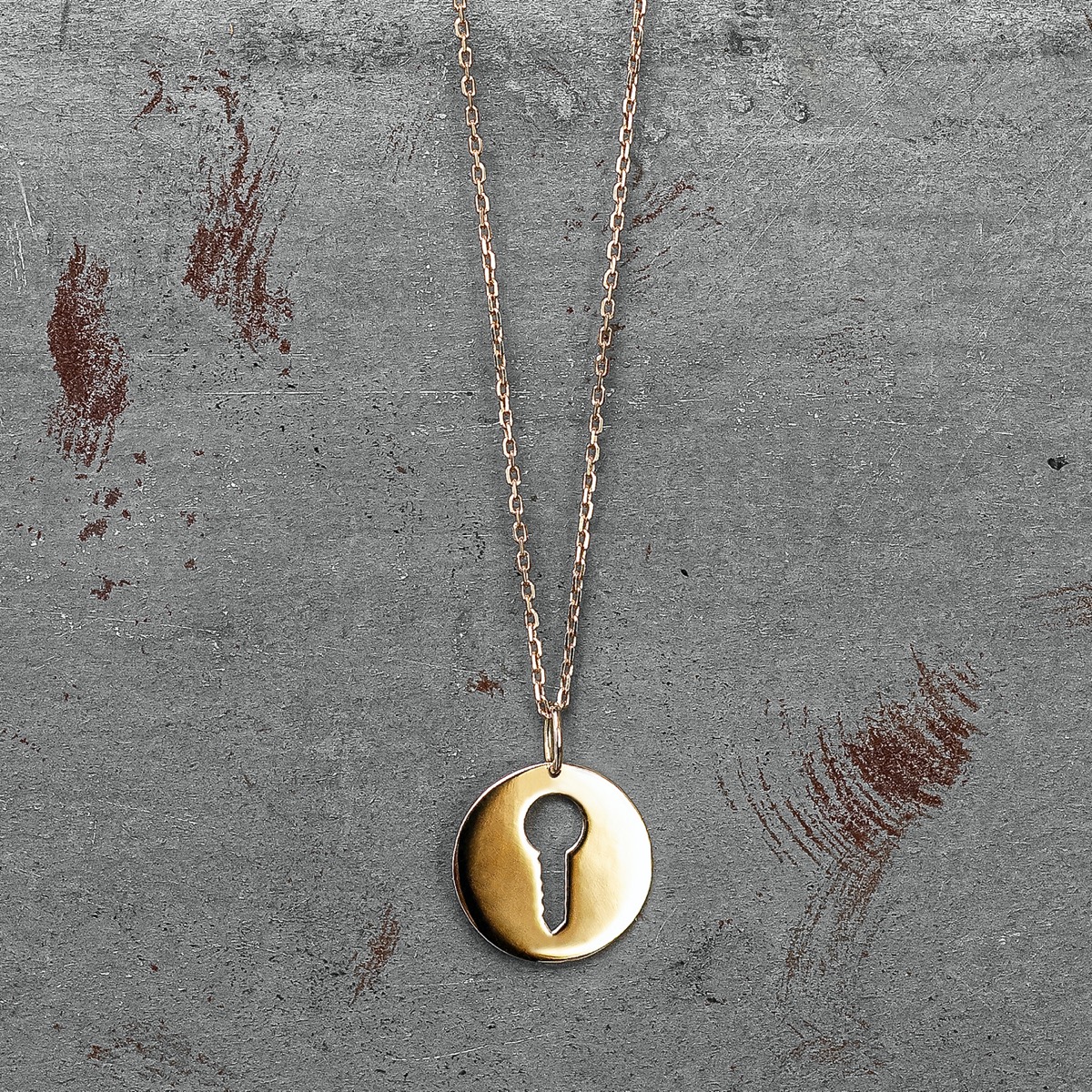 collier médaille clé or jaune or recyclé 18 carats aupiho joaillerie collier médaille clé or jaune or recyclé 18 carats aupiho joaillerie