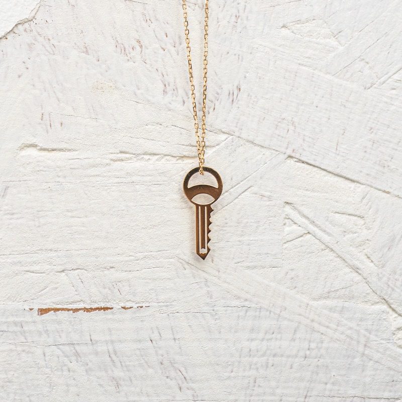 collier clé chaine fine or jaune or recyclé 18 carats sésame aupiho joaillerie