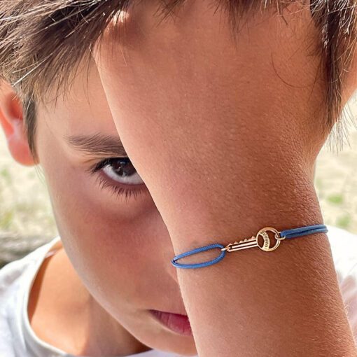 bracelet cordon bleu de couleur changeable bijou enfant clé personnalisée or jaune 18 carats recyclé aupiho joaillerie