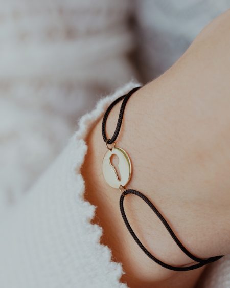 bracelet-cordon-medaille-cle-sesame-aupiho-joaillerie