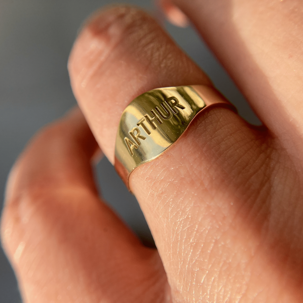 bague chevalière or jaune or recyclé 18 carats aupiho joaillerie bague chevalière or jaune or recyclé 18 carats aupiho joaillerie