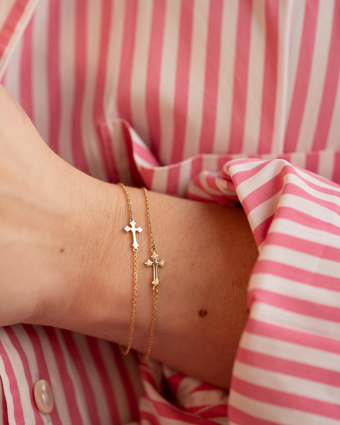 braceler-croix-en-or-illusion-or-jaune-aupiho-joaillerie bracelet croix en or illusion or jaune aupiho joaillerie