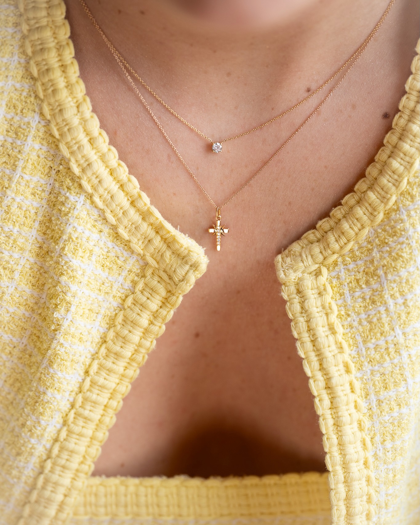 collier-croix-obsession-diamants-blancs-or-jaune-aupiho-joaillerie collier croix obsession diamants blancs or jaune aupiho joaillerie