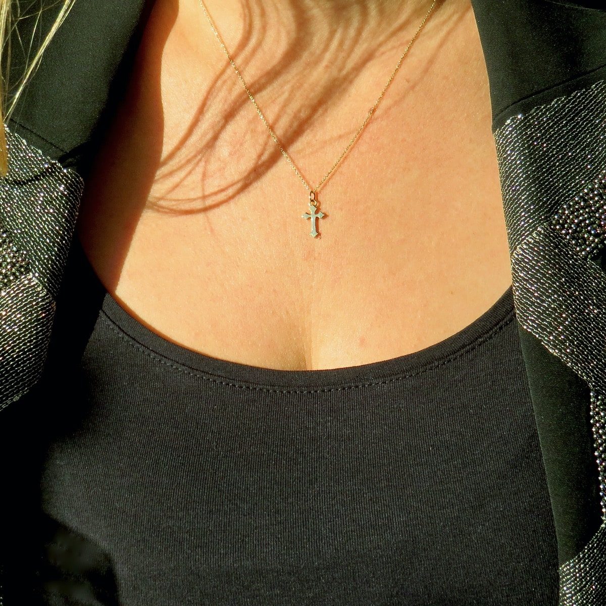 collier croix or jaune or recyclé 18 carats aupiho joaillerie