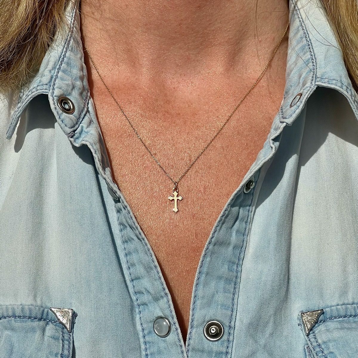 collier croix or jaune or recyclé 18 carats aupiho joaillerie