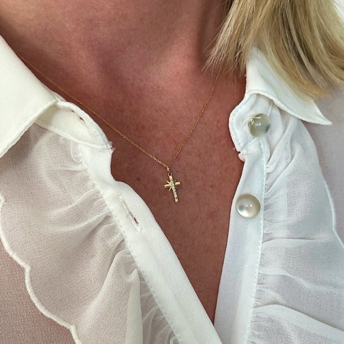 collier croix or jaune et diamants blancs or recyclé 18 carats aupiho joaillerie collier croix or jaune et diamants blancs or recyclé 18 carats aupiho joaillerie