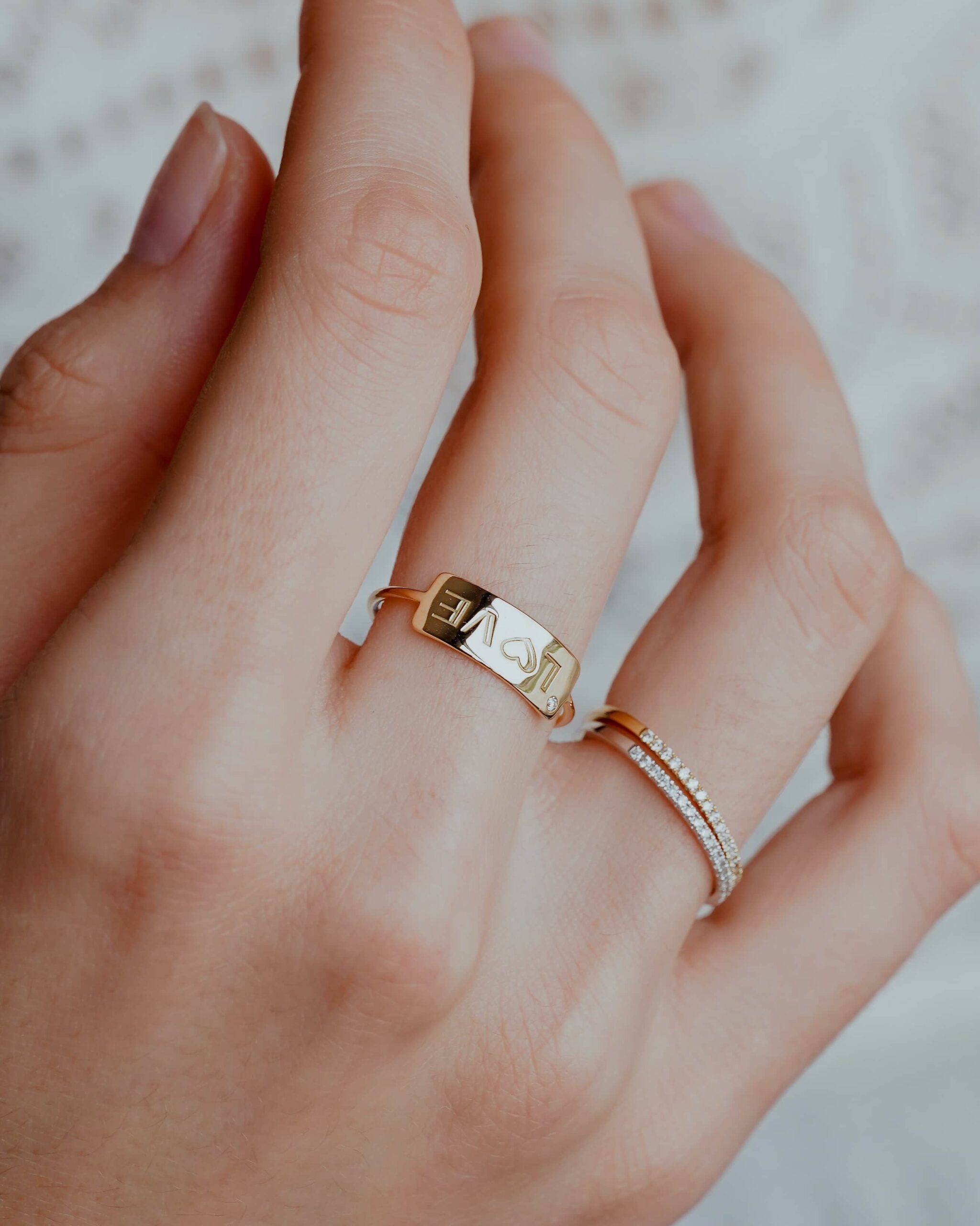 bague-love-or-jaune-diamant-blanc-ruban-aupiho-joaillerie bague-love-or-jaune-diamant-blanc-ruban-aupiho-joaillerie