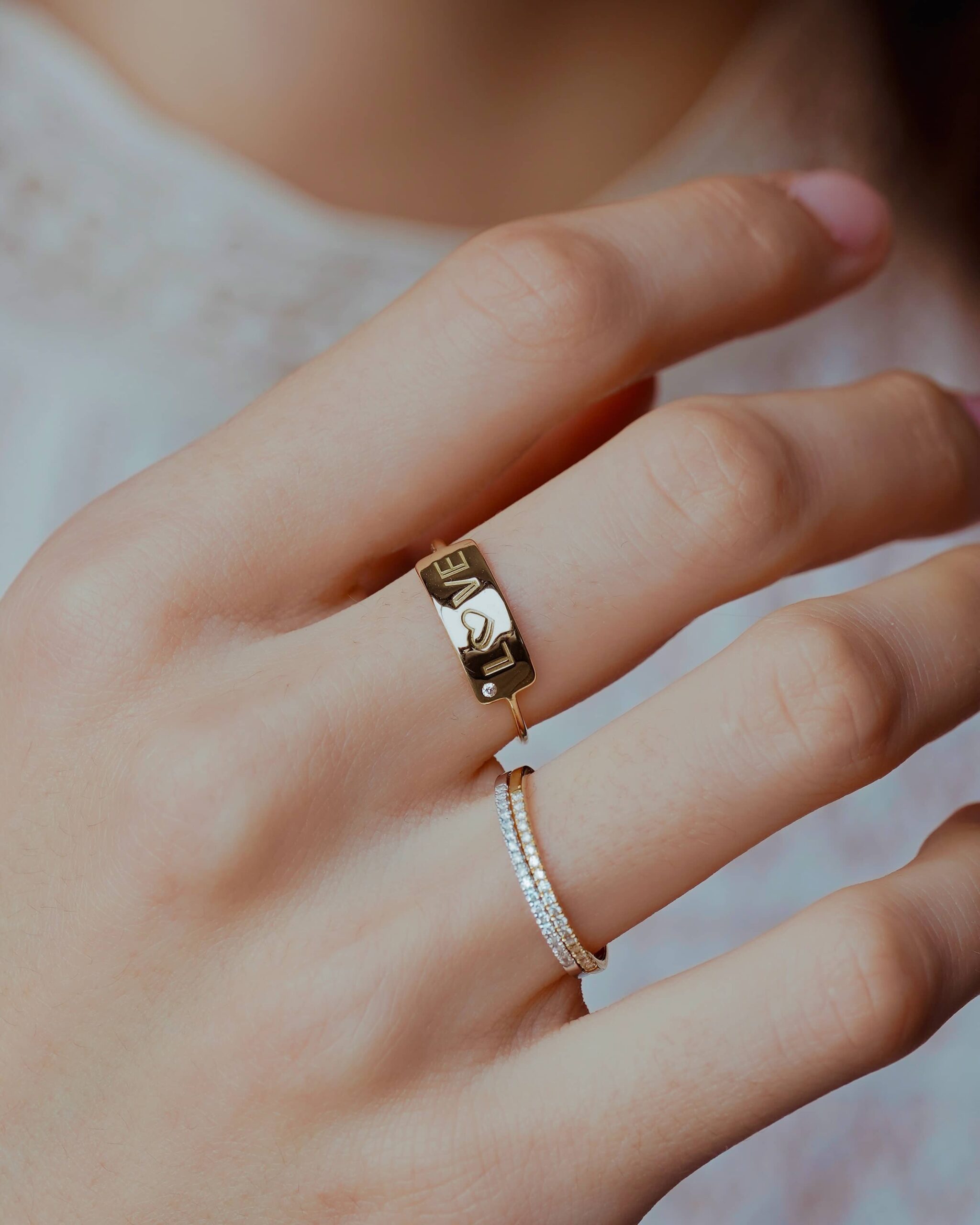 bague-or-recyclé-18-carats-et-diamant-ruban-love-aupiho-joaillerie bague-or-recyclé-18-carats-et-diamant-ruban-love-aupiho-joaillerie