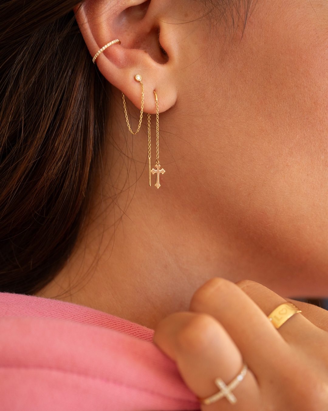 boucle d'oreille croix chaine or jaune or recyclé 18 carats illusion aupiho joaillerie boucle d'oreille croix chaine or jaune or recyclé 18 carats illusion aupiho joaillerie