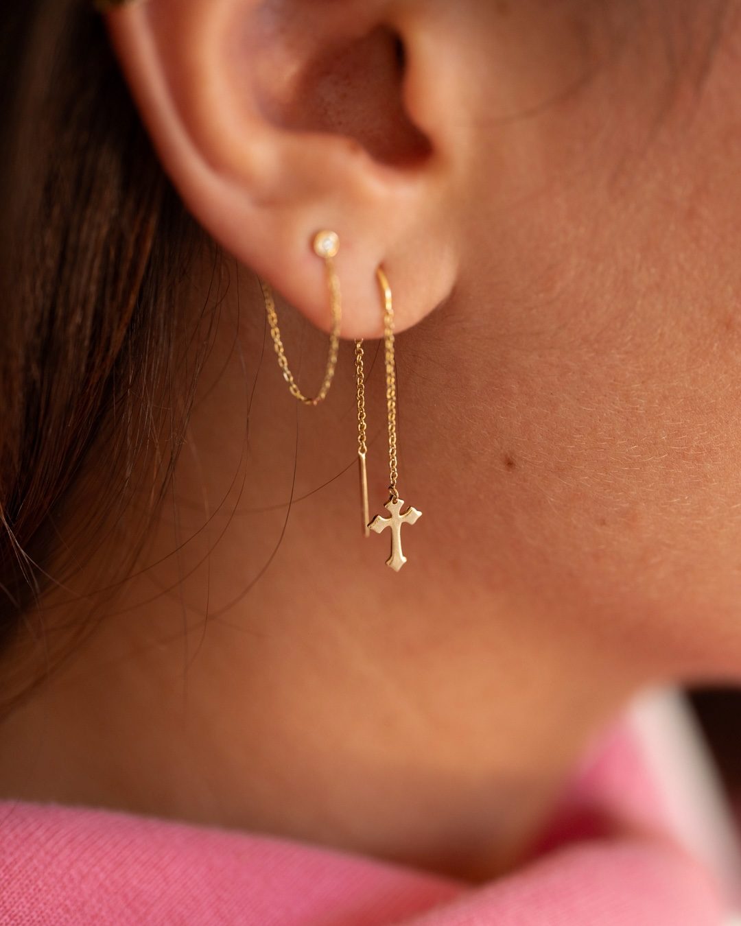 boucle d'oreille croix chaine or jaune or recyclé 18 carats illusion aupiho joaillerie boucle d'oreille croix chaine or jaune or recyclé 18 carats illusion aupiho joaillerie