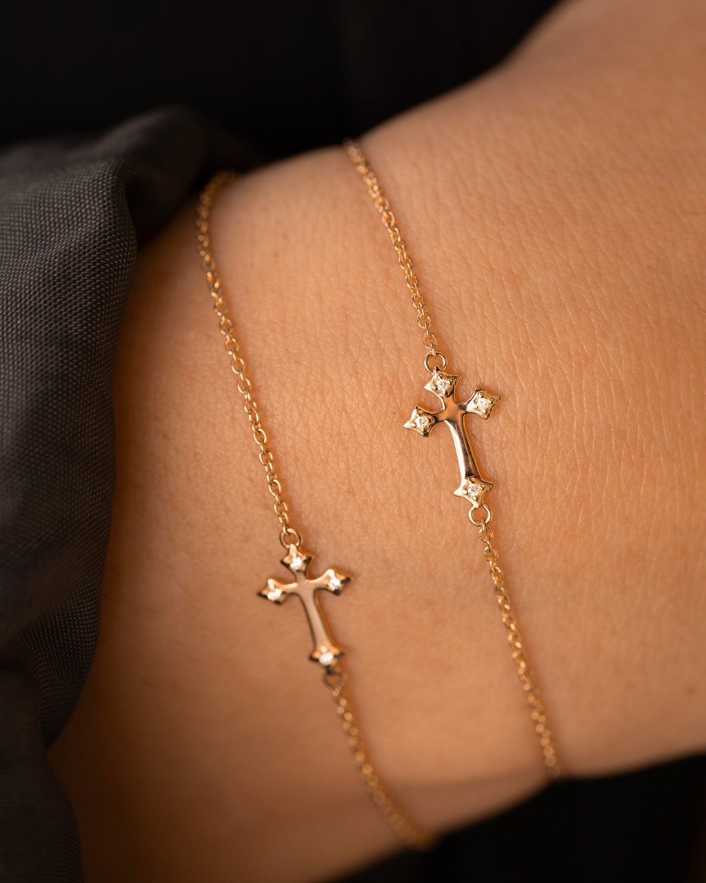 bracelet croix or jaune diamants blancs or recyclé 18 carats illusion aupiho joaillerie bracelet croix or jaune diamants blancs or recyclé 18 carats illusion aupiho joaillerie