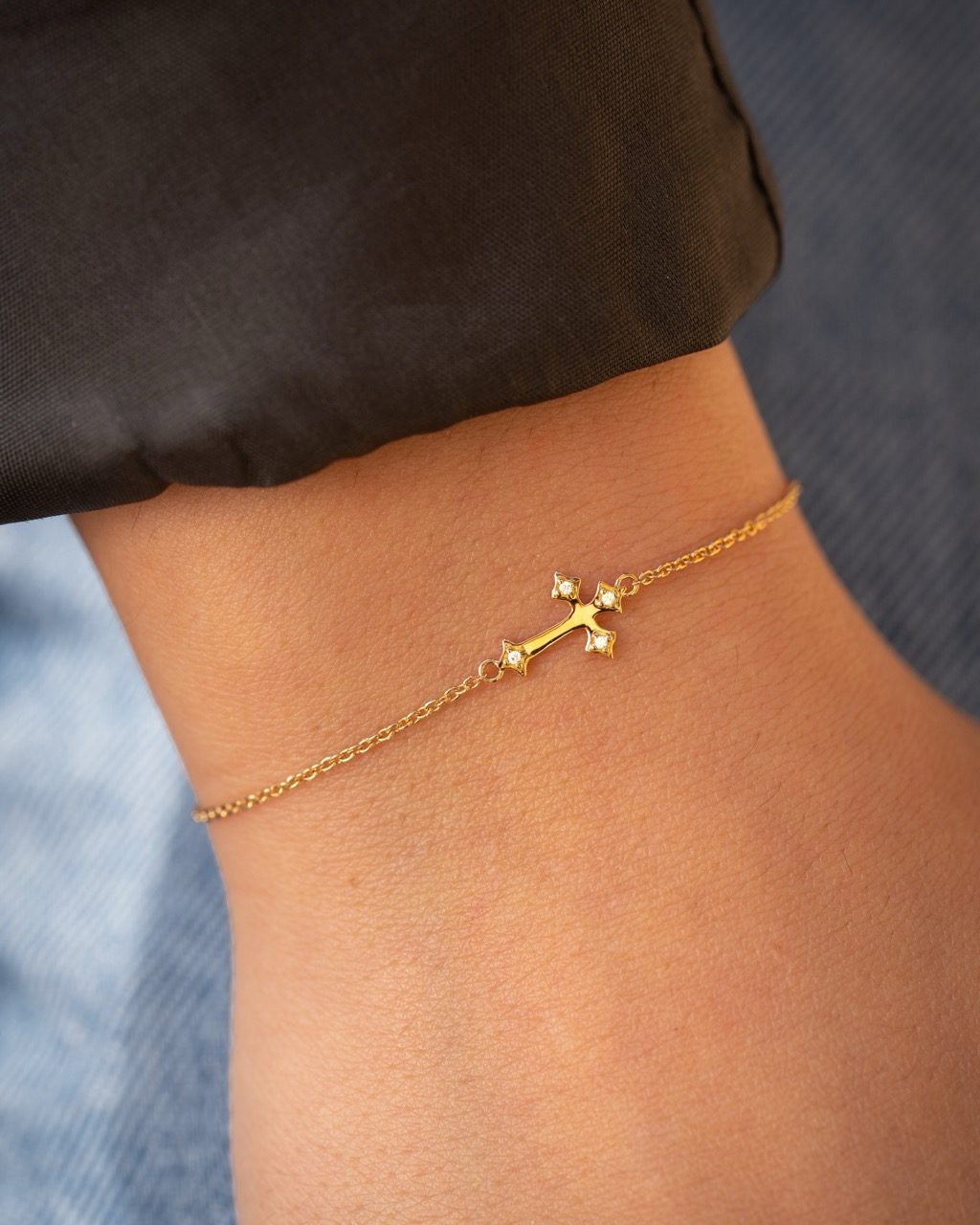 bracelet croix or jaune diamants blancs or recyclé 18 carats illusion aupiho joaillerie