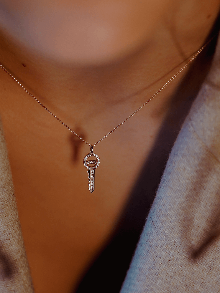 collier-cle-sesame-diamants-or18carats-orrecycle-aupiho-joaillerie collier chaîne bijou clé pavée diamants or 18 carats