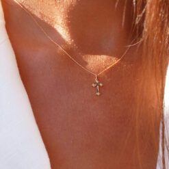 collier chaîne croix arlésienne diamants blancs or recyclé 18 carats bijoux symbole protection