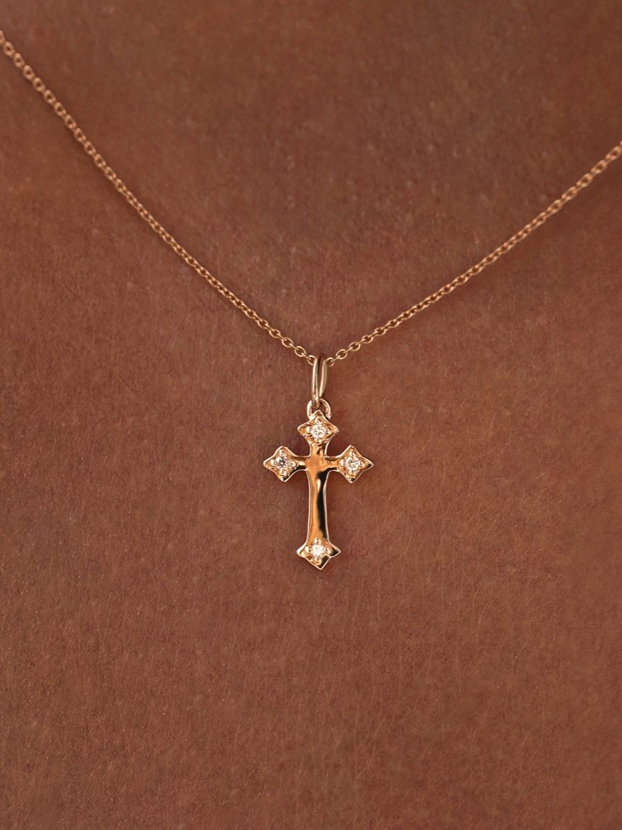 collier-croix-illusion-diamants-orjaune-18carats-aupiho-joaillerie collier chaîne croix en or arlésienne diamants blancs or recyclé 18 carats bijoux symbole protection aupiho