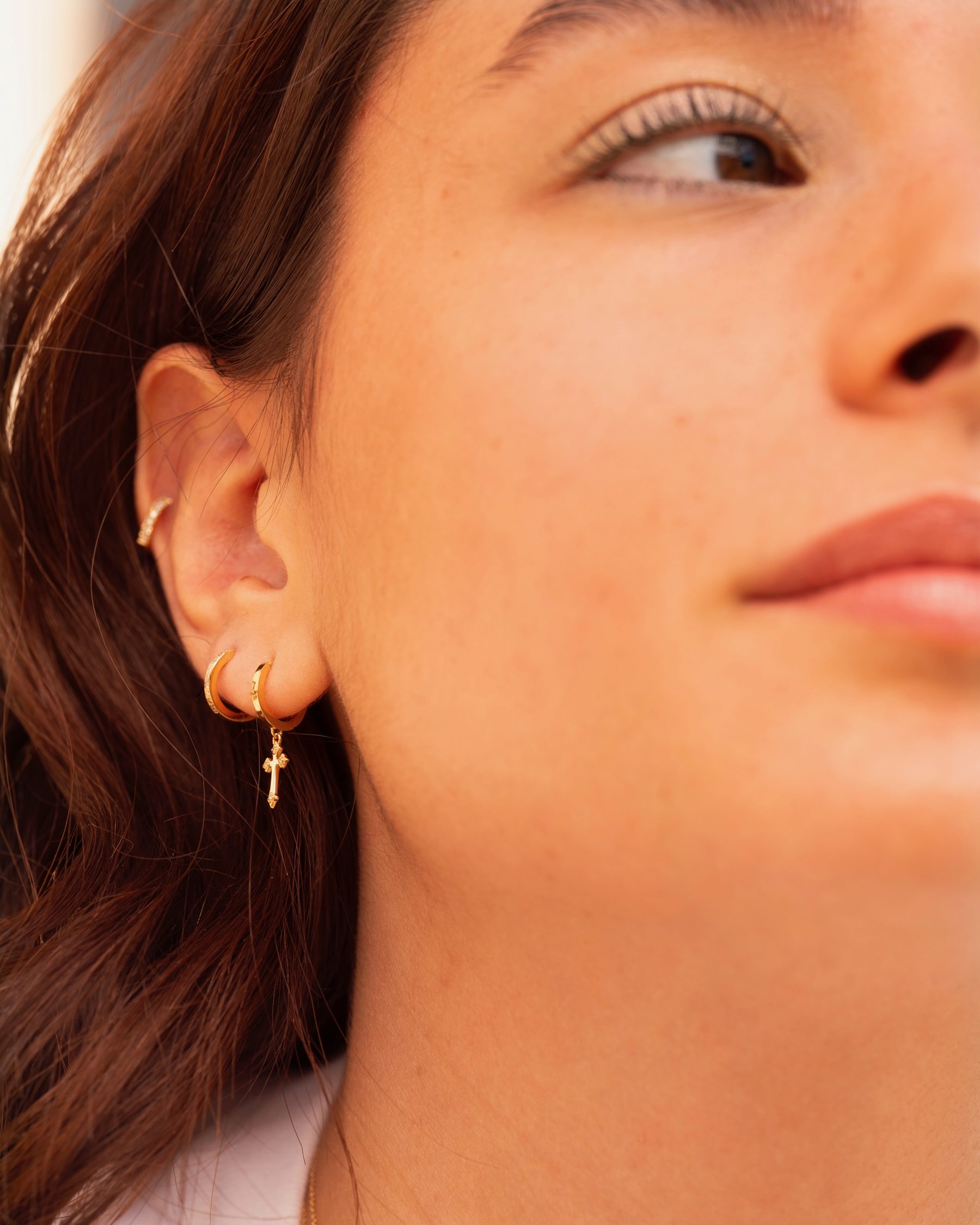 boucle d'oreille creole croix or jaune et diamants blancs or recyclé 18 carats aupiho joaillerie boucle d'oreille creole croix or jaune et diamants blancs or recyclé 18 carats aupiho joaillerie