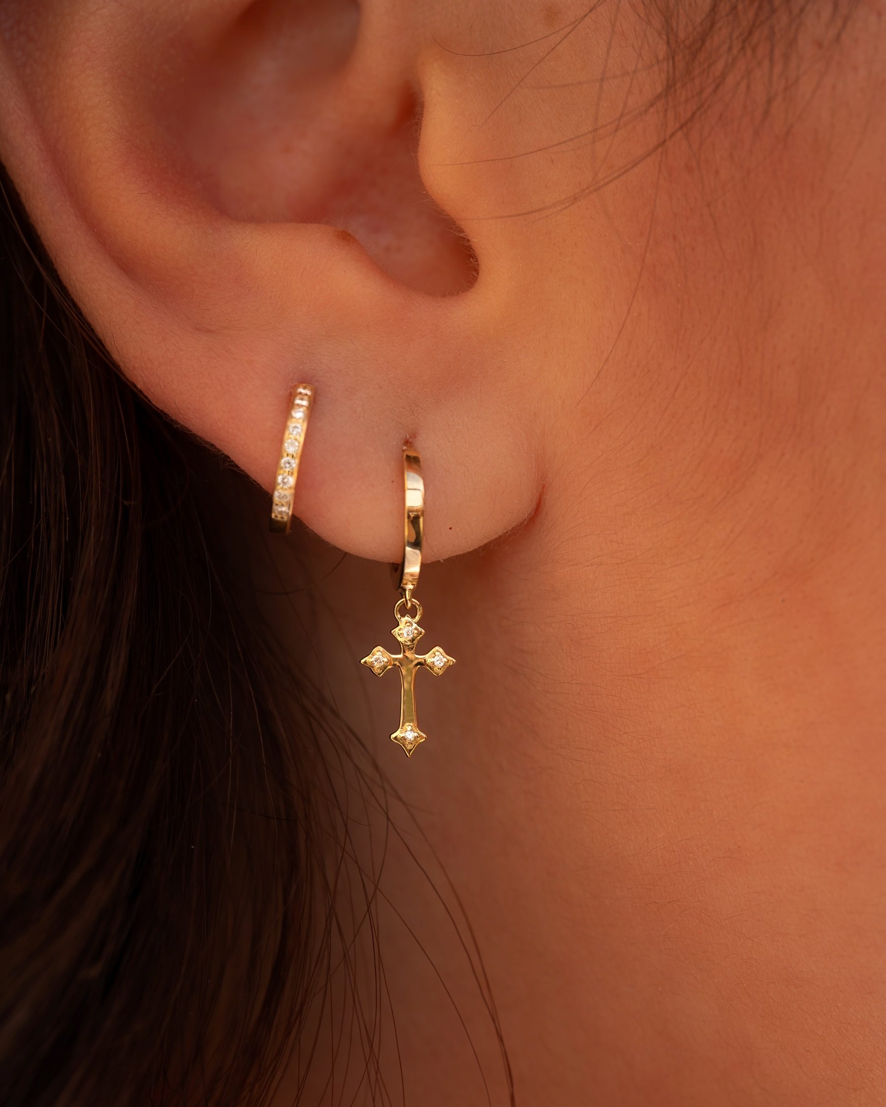 boucle d'oreille creole croix or jaune et diamants blancs or recyclé 18 carats aupiho joaillerie boucle d'oreille creole croix or jaune et diamants blancs or recyclé 18 carats aupiho joaillerie