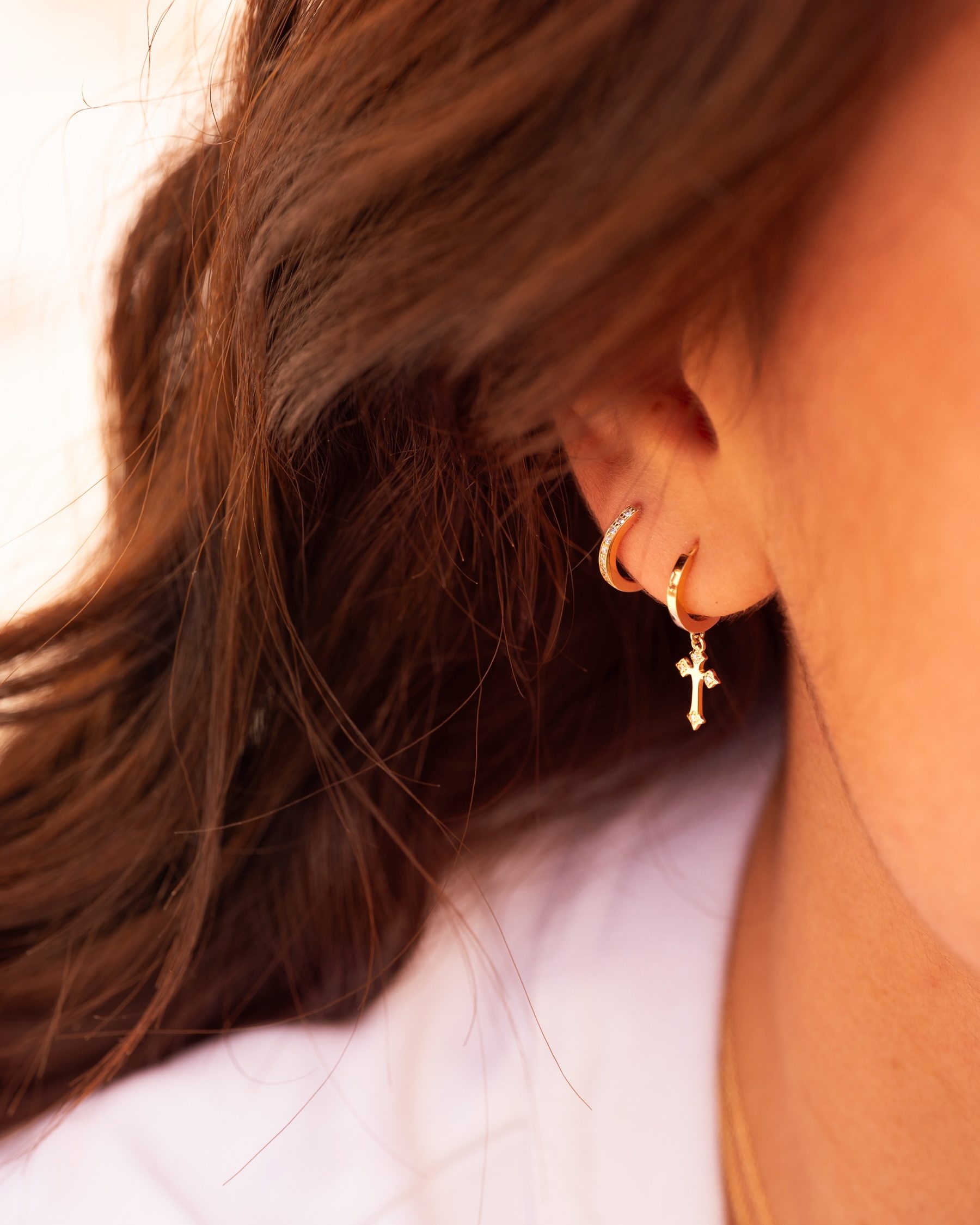 boucle d'oreille creole croix or jaune et diamants blancs or recyclé 18 carats aupiho joaillerie boucle d'oreille creole croix or jaune et diamants blancs or recyclé 18 carats aupiho joaillerie