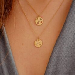 duo-colliers-medailles-constellation-celeste-arcenciel-orjaune-diamantsblancs-pierresprecieuses-aupihojoaillerie