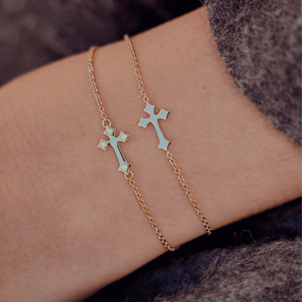 bracelet fine chaîne et son pendentif croix arlésienne moderne en or 18 carats recyclé aupiho joaillerie diamants