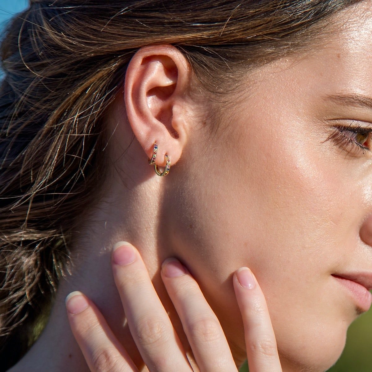 boucle d'oreille or jaune et saphirs multicolors or recyclé 18 carats piercing arc en ciel aupiho joaillerie