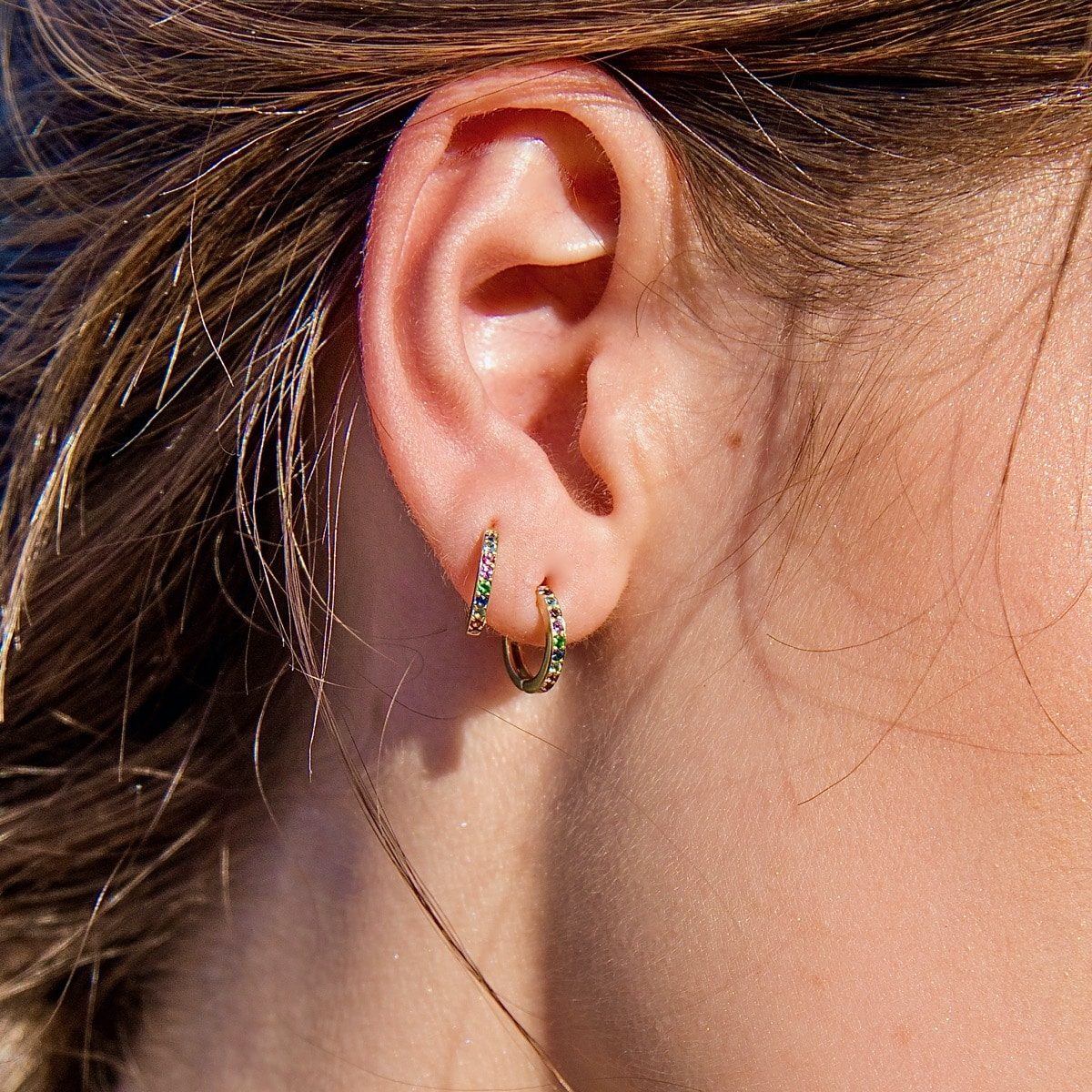 boucle d'oreille or jaune et pierres précieuses or recyclé 18 carats piercing arc en ciel aupiho joaillerie boucle d'oreille or jaune et pierres précieuses or recyclé 18 carats piercing arc en ciel aupiho joaillerie