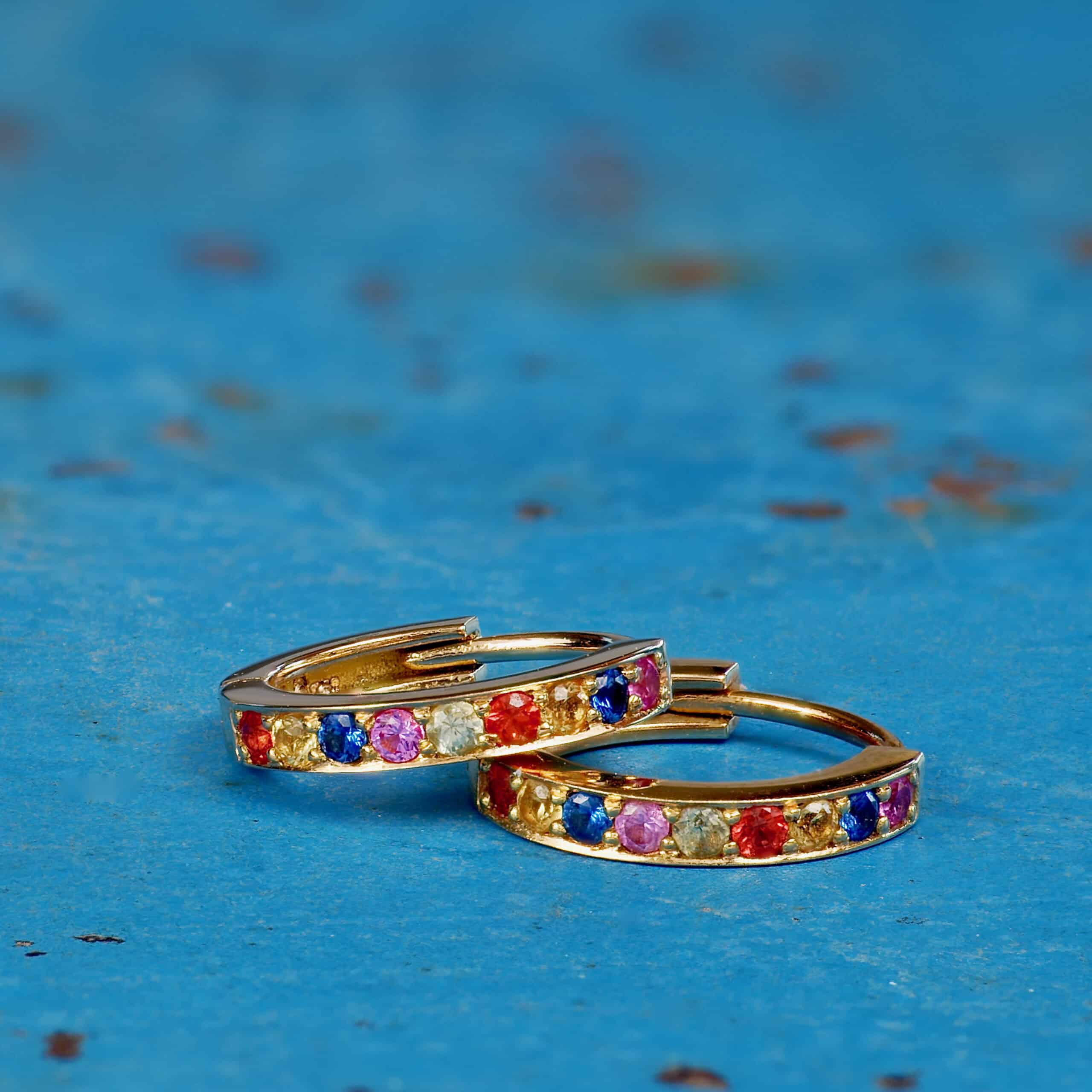 créoles arc en ciel or jaune et saphirs multicolores or recyclé 18 carats aupiho joaillerie