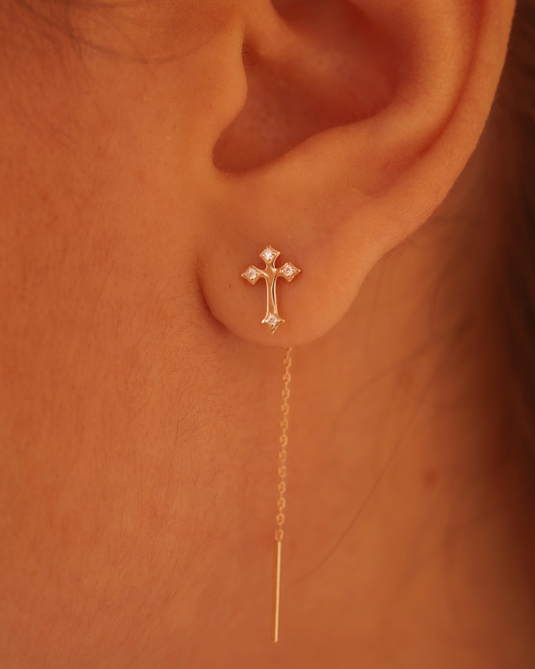 boucle d'oreille croix chaine or jaune et diamants blancs or recyclé 18 carats illusion aupiho joaillerie