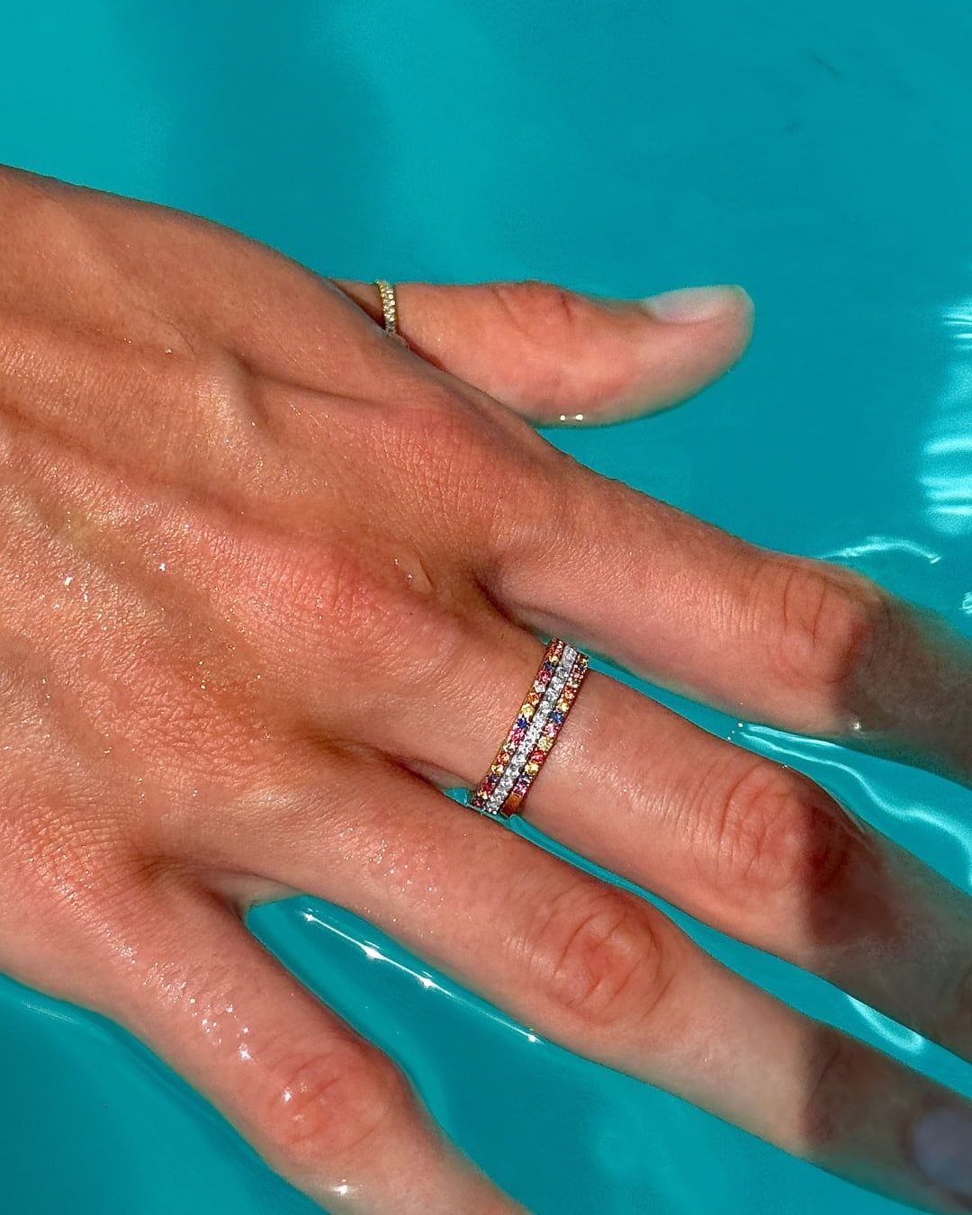 bague-or-et-saphirs-or-recyclé-arc-en-ciel-aupiho-joaillerie