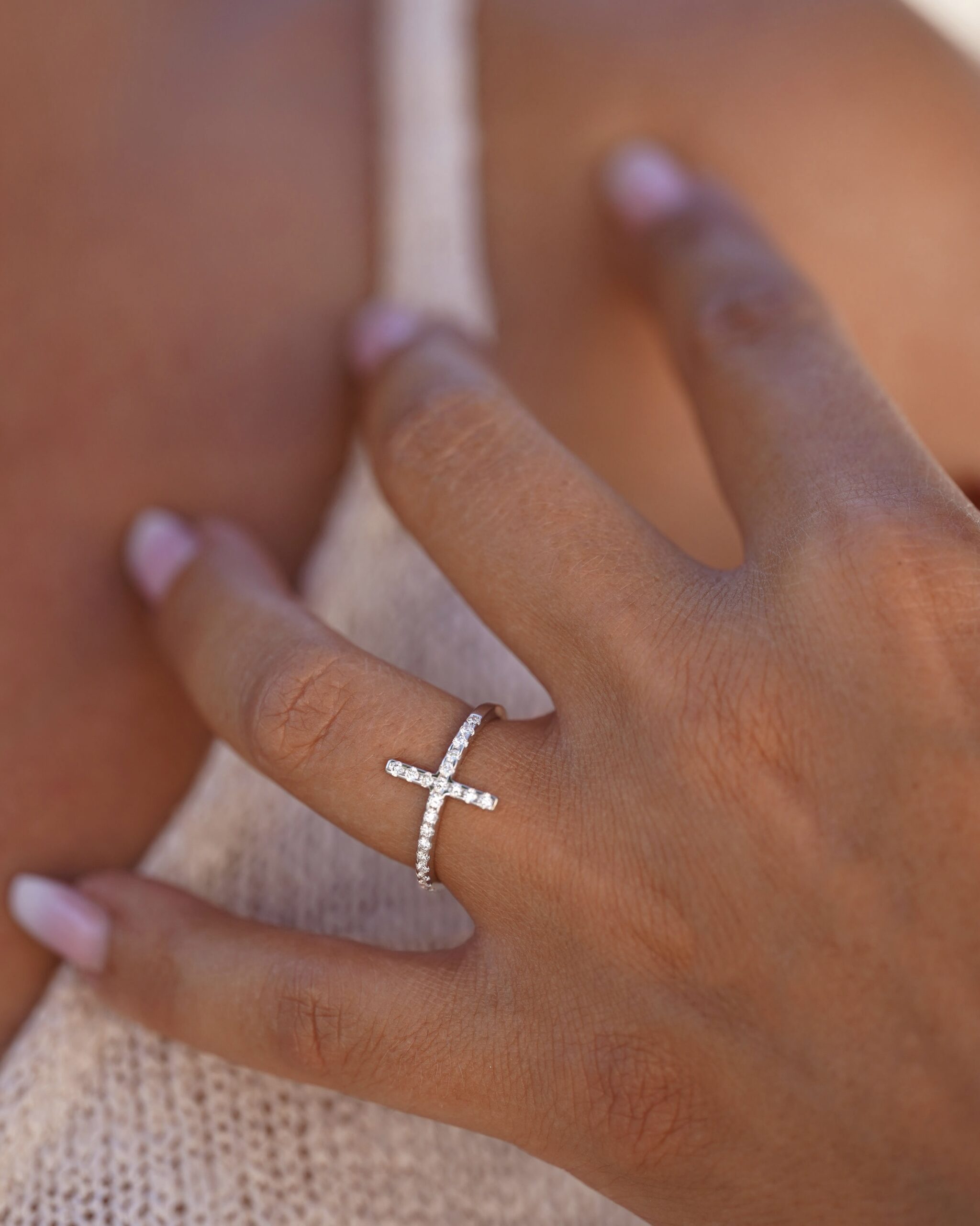 bague-croix-captive-or-et-diamants-aupiho-joaillerie