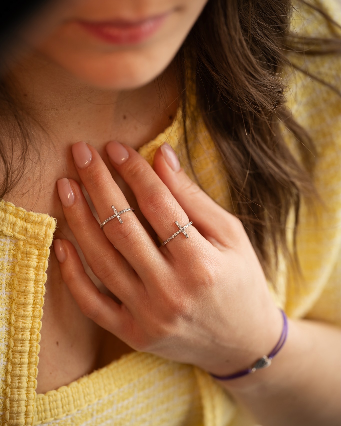 bague-croix-captive-or-et-diamants-medium-aupiho-joaillerie bague croix captive or et diamants medium or blanc aupiho joaillerie