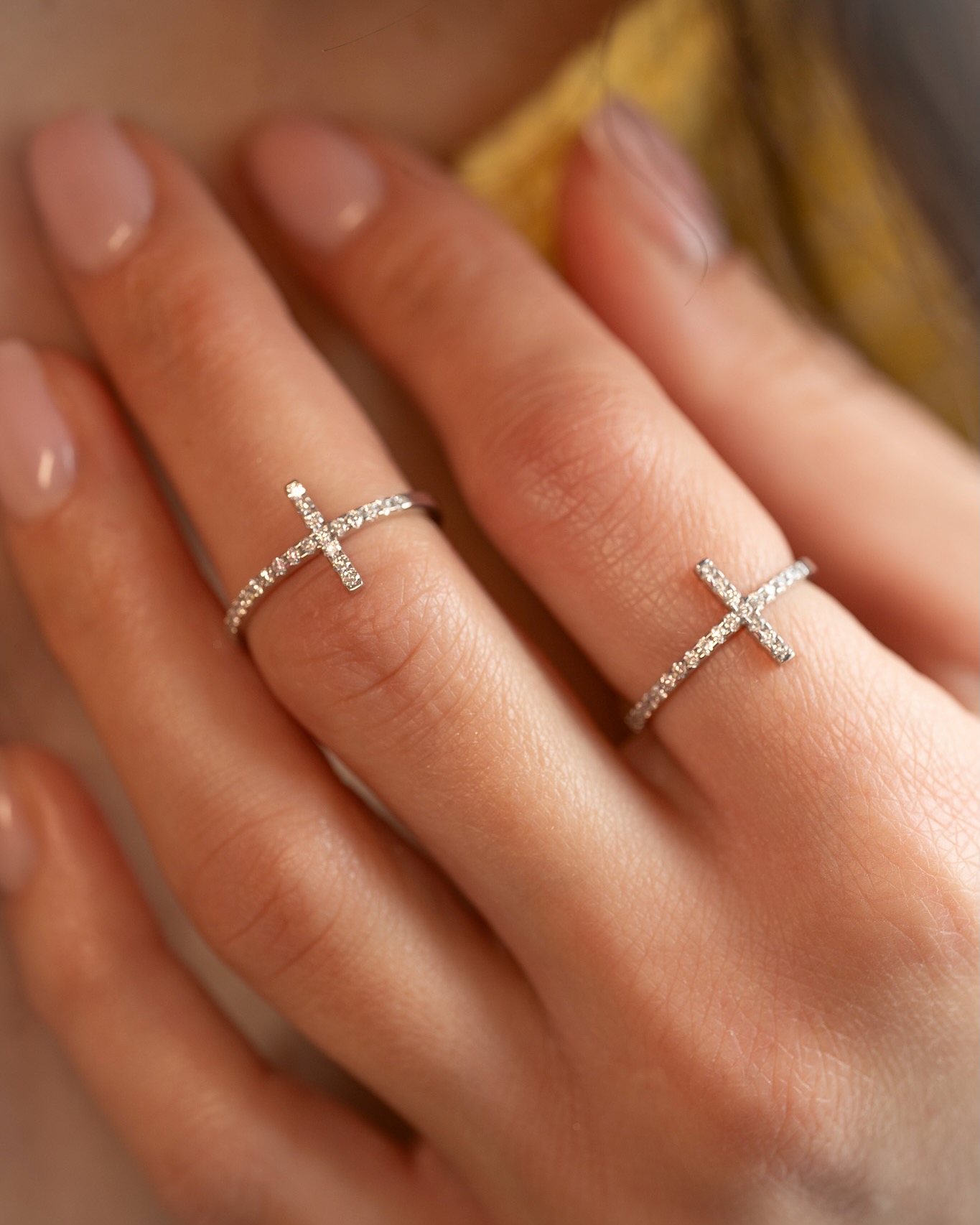 bague-croix-captive-or-et-diamants-medium-or-blanc-aupiho-joaillerie bague croix captive or et diamants medium or blanc aupiho joaillerie