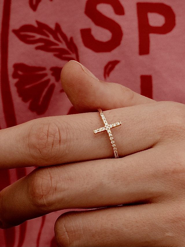 bague croix or jaune et diamants blancs or recyclé 18 carats captive aupiho joaillerie