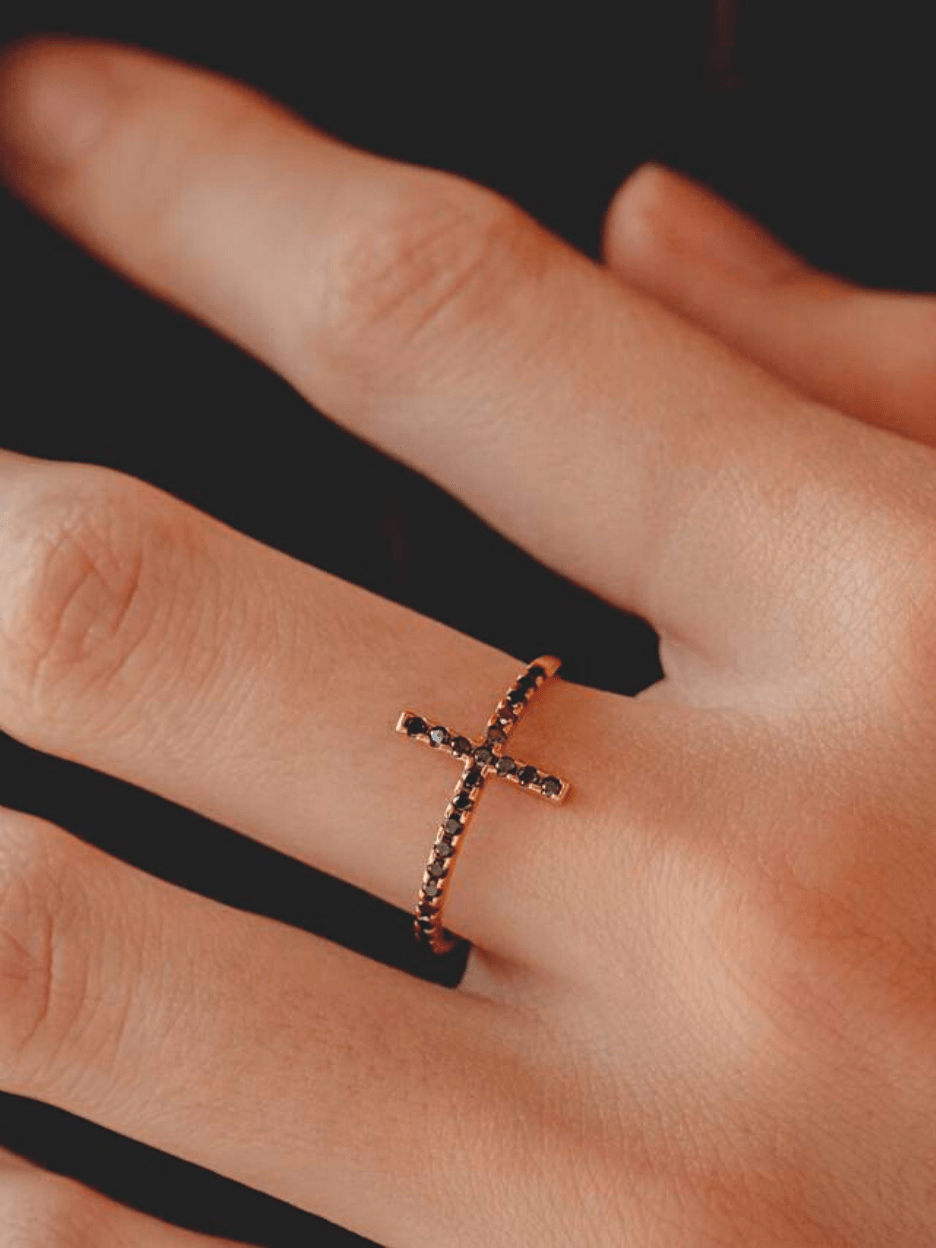 bague croix or rose et diamants noirs or recyclé 18 carats captive aupiho joaillerie