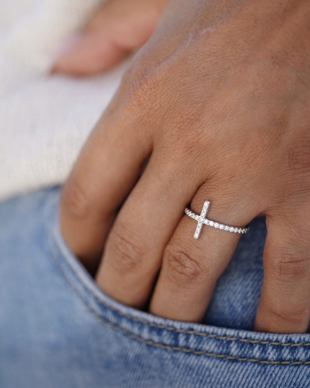 bague-croix-diamants-captive-aupiho-joaillerie