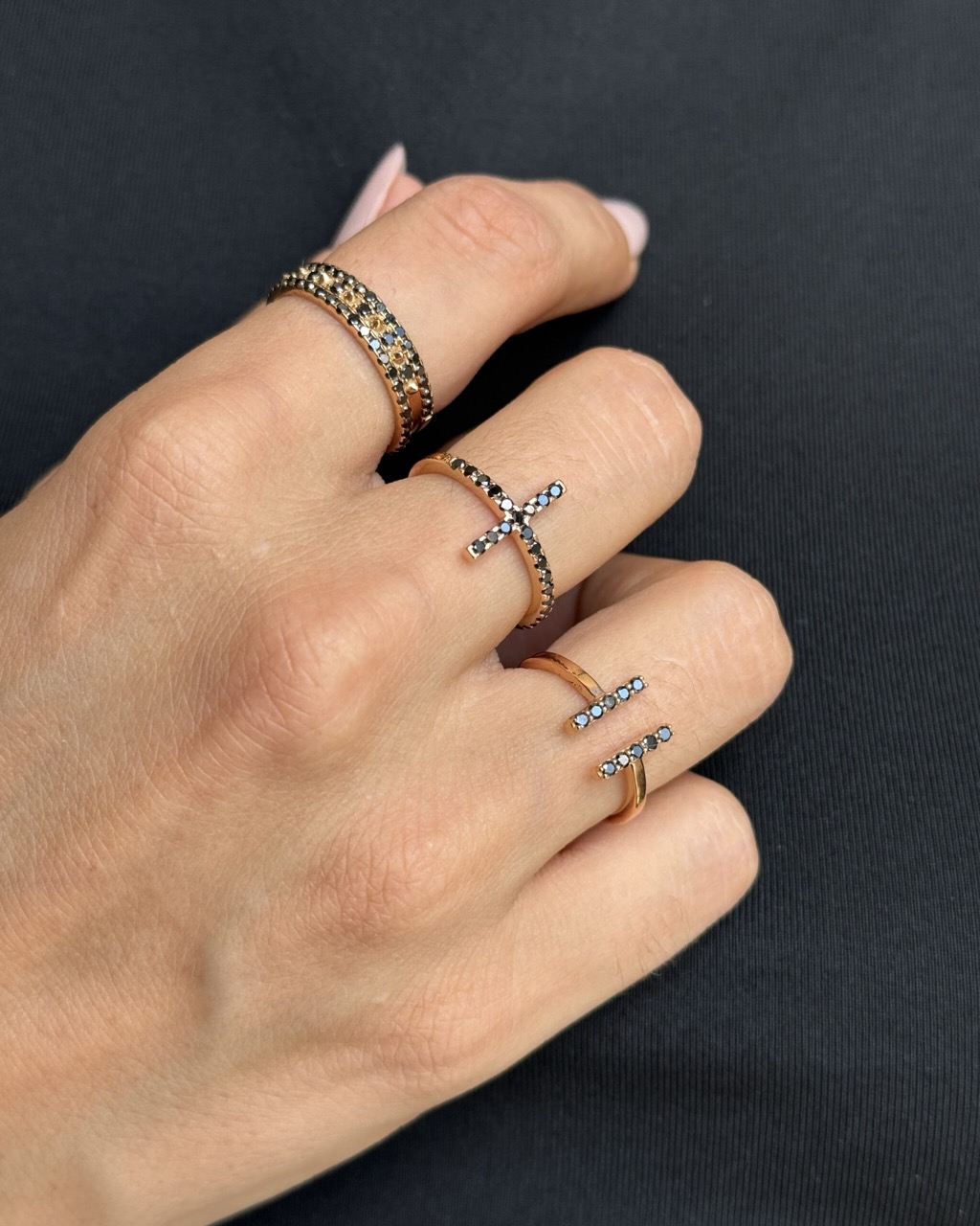 bague-croix-diamants-noirs-captive-aupiho-joaillerie bague-croix-diamants-noirs-captive-aupiho-joaillerie