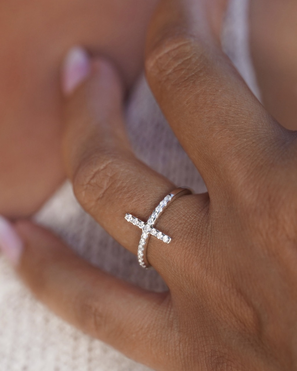 bague-croix-diamants-orblanc-captive-aupiho-joaillerie