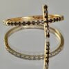 bague-croix-en-or-rose-diamants-noirs-captive-aupiho-joaillerie